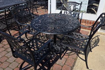 Hanamint Grand Tuscany Dining Collection 42” Table Set Display Clearance $1800.00 